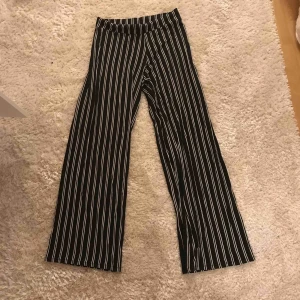  - Säljer dessa byxor från Gina tricot som jag tror inte säljs längre. Väl använda men nu säljer jag dom vidare! Väldigt stretchiga så passar även större storlekar! Frakt tillkommer