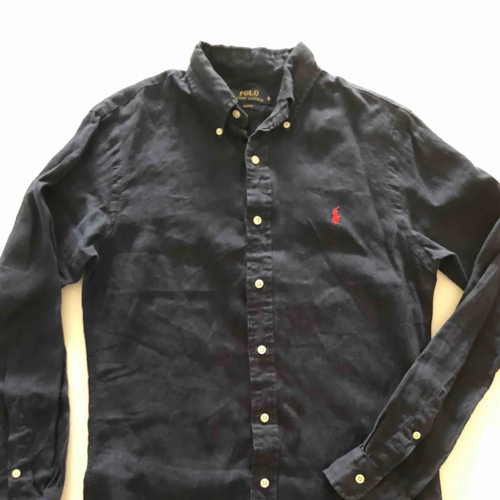 Mörkblå linneskjorta från RL i slim fit. Skjortan är använd ett fåtal gånger och är i nyskick. Hämtas i Malmö eller skickas mot frakt.. Skjortor.