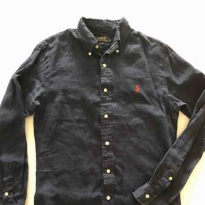 Mörkblå linneskjorta från RL i slim fit. Skjortan är använd ett fåtal gånger och är i nyskick. Hämtas i Malmö eller skickas mot frakt.