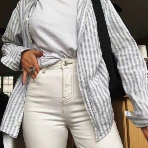  - Ett par vita skinny jeans, har hög midja. Brun/beigea sömmar och slutar vid anklarna. Säljer för att dom är för små.💥👖💛🥭