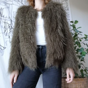  - Militärgrön fuskpäls i fint skick! Nypris ca 2000kr 