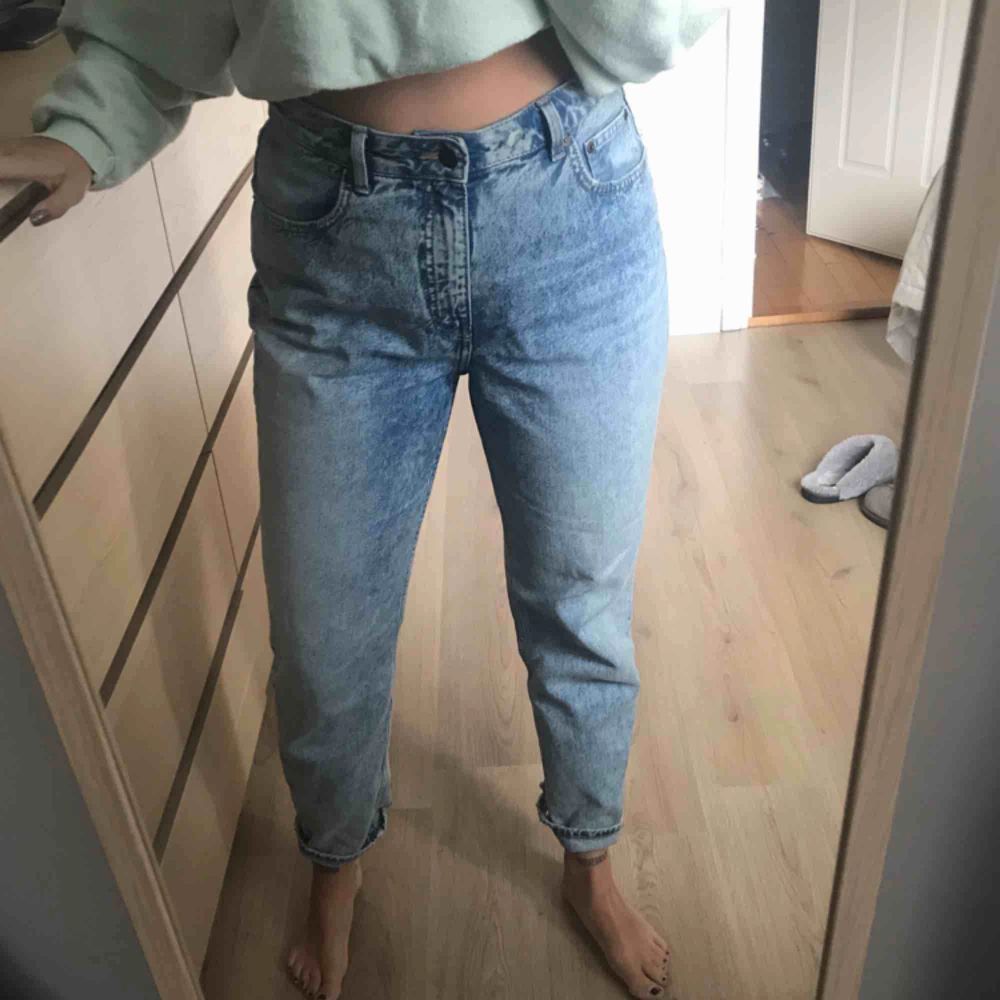 Mom jeans från cheap monday, har klippt bort storlekslappen men brukar ha 28/32 och dessa passar på mig. Är väldigt sköna och sitter riktigt snyggt!! Köpte för 899kr och är i bra skick.. Jeans & Byxor.
