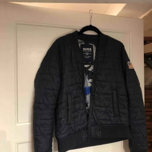  - Mörkblå dunjacka från Svea i storlek M 