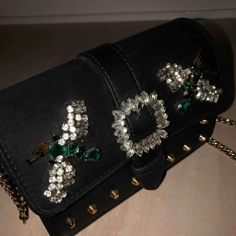 Cool handväska från Topshop med detaljer. Använd endast en gång så är så gott som ny! FRAKT INGÅR. Väskor.