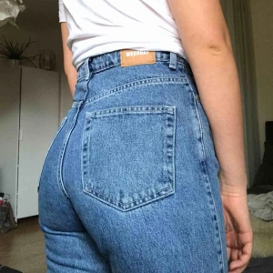  - Allas favvojeans från weekday, Row. Raka ben och hög midja! Frakt tillkommer 🍒