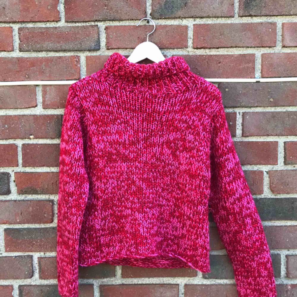 En rosaröd stickad tröja med polokrage! . Tröjor & Koftor.