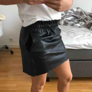 - Säljer min läderkjol från zara då den tyvärr inte kommer till användning.. tar betalning via swish och frakt ingår i priset!🥰