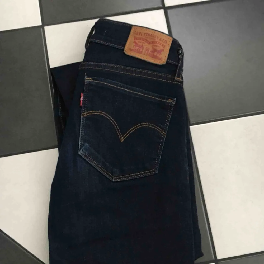 Mörka Levi’s jeans i modellen ”skinny” , storlek 24🌷🌷 frakt tillkommer . Jeans & Byxor.