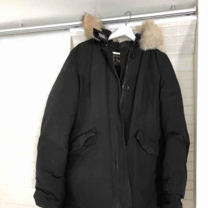  - Woolrich vinterjacka. Väl använd och i behov av en kemtvätt. Den varmaste och gosigaste jackan som finns. Nypris ca 8000 kr. 