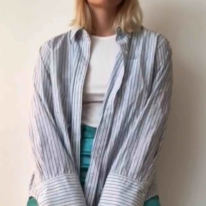  - Snygg oversized skjorta. Stora ärmar och design av olika långa sidor. 