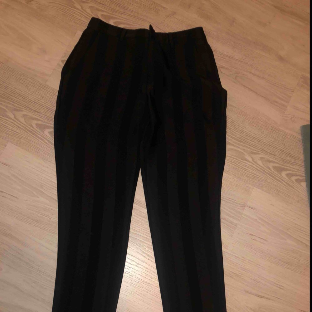 Striped black pants från boohoo helt nya oanvända. Jeans & Byxor.