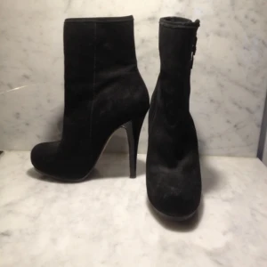 Svarta stövletter i skinn från Topshop. Sparsamt använda. 13 cm i klackhöjd.  - Svarta stövletter i skinn från Topshop. Sparsamt använda. 13 cm i klackhöjd. 