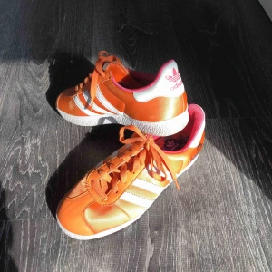 Adidas - Heta old school adidas 🌇🌆🌅 ☄️  passar även en 38 då jag har den storleken på mina fötter 👣 