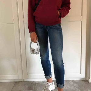  - Sköna superstretch från G-Star Originals. Low waist, figursydda och slim fit. Ett hål i storlek av en 50öring framme i skrevet, går lätt att laga då det är i sömmen. Sitter som en smäck på mig och jag har vanligtvis S i byxor. Köparen står för frakt👖💕