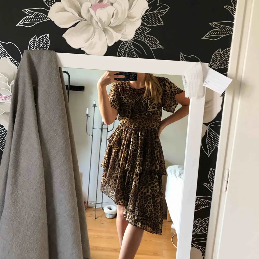 Jättefin leopardmönstrad klänning med volanger och snedskuren kjol. Som ni ser på sista bilden passar den även med en stickad tröja - perfekt till hösten! Den är från NAKD och frakt ingår i priset! Fritt fram om ni har några frågor☺️. Klänningar.