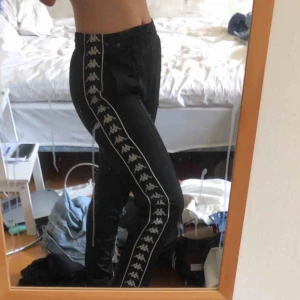  - Säljer mina astoria snap pants från kappa då de tyvärr inte kommer till användning. Köpte för drygt ett år sedan och endast använda ett fåtal gånger. Frakten inkluderas i priset! 
