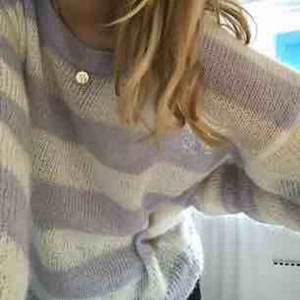 - Supersnygg stickad tröja från Weekday. Använd max 2 gånger. Storlek S men kan lika gärna passa XS - M eftersom att den är ganska strechig. Så skön och så fin!  Kan mötas upp i Göteborg annars står köparen för frakten.:).   Priset kan diskuteras