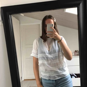  - Lätt somrig seethrough blus med broderade mönster tvärs över. Stor storlek så passar både större och mindre storlekar än 36.  Mötas upp eller köparen står för frakten. 