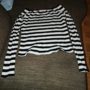  - Ish off shoulder topp