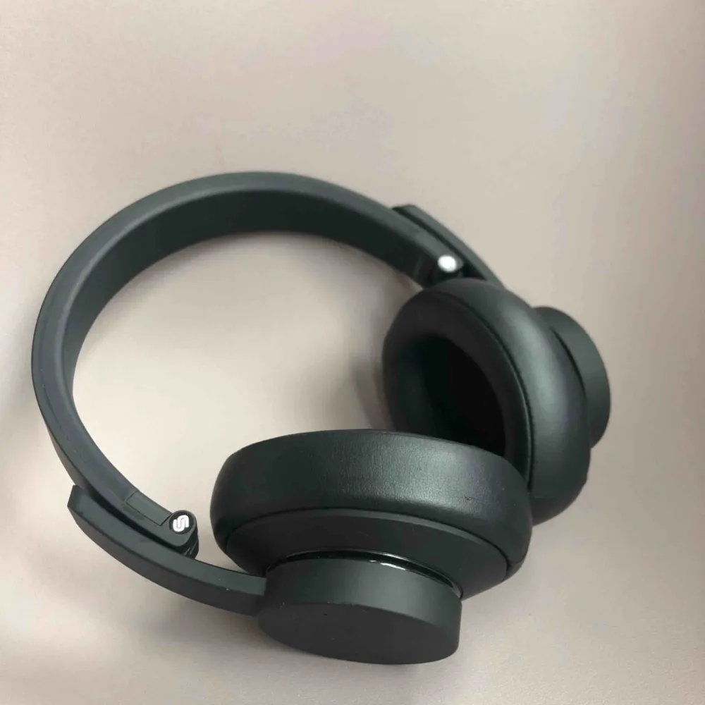 Bluetooth-hörlurar med aktiv brusreducering Wireless Urbanista New York aroundear hörlurar Bluetooth. laddas med USB mini sladd. (Laddare ingår ej)  Ny pris: 1190 kr  Bra skick! Använda cirka 5 gånger    . Övrigt.