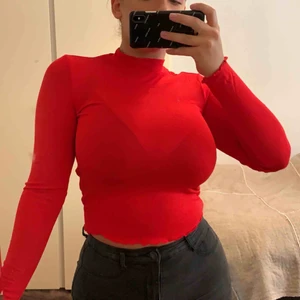  - En röd långärmad topp från Gina Tricot som aldrig har används, endast testad. Prislappen är kvar. Köparen står för frakten