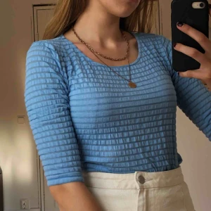  - Blå tröja med ränder i mesh 