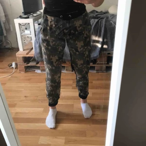  - Säljer mina snygga mjukis från bikbok då de inte kommer till användning. Dem är jättesköna, sitter snyggt vid rumpan. De är ett tunnare tyg bak och militär fram. Kan mötas upp i Vänersborg eller skickas då köparen står för frakt 😊 