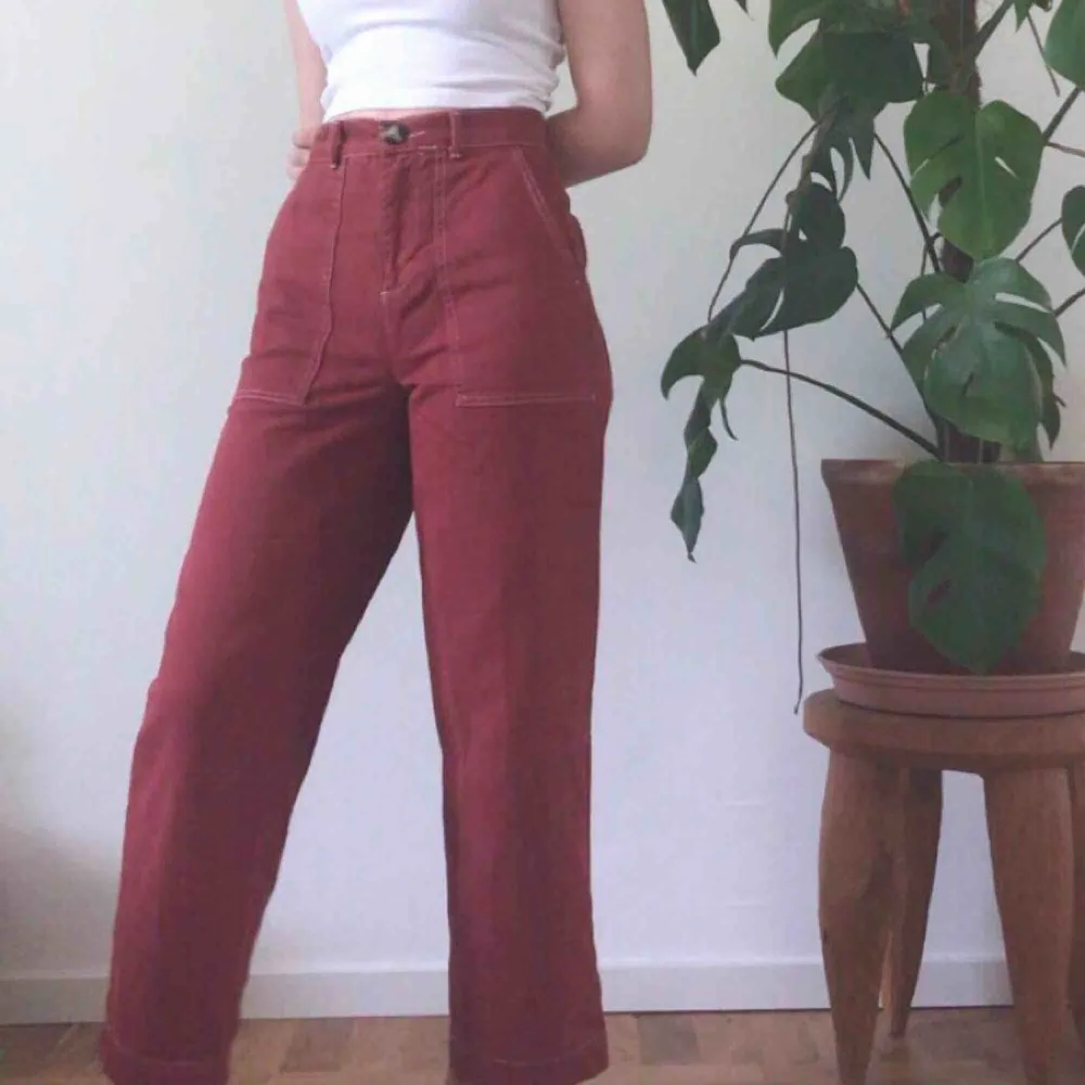 Coola röda byxor från urban outfitters med kontrastsömmar. Knappt använda då de är lite små på mig. Kontakta mig om du undrar något! :). Jeans & Byxor.