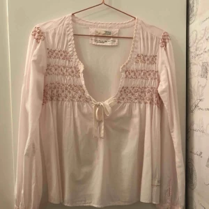  - Söt långärmad topp från Odd Molly! Inköpt för 1000 kr men säljs för endast 450kr! Mycket bra skick då den endast har provats. Varför jag säljer den är pga jag fick den i present och kunde inte lämna tillbaka den.