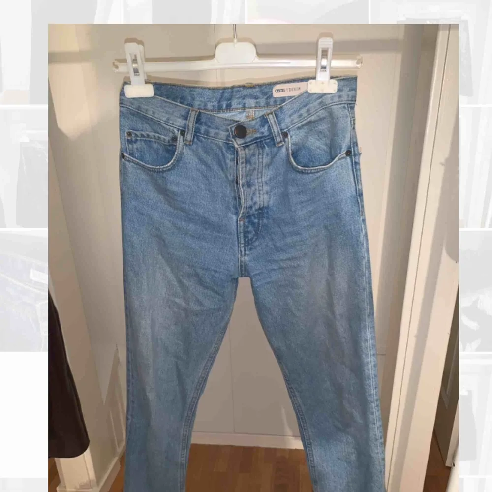 Snygga mom jeans från ASOS i strl 25 längd 32. Sparsamt använda så mycket bra skick! Pris 150 kr+ frakt 63 kr! Skriv gärna så skickar jag bättre bilder :). Jeans & Byxor.