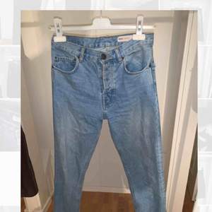 Snygga mom jeans från ASOS i strl 25 längd 32. Sparsamt använda så mycket bra skick! Pris 150 kr+ frakt 63 kr! Skriv gärna så skickar jag bättre bilder :)