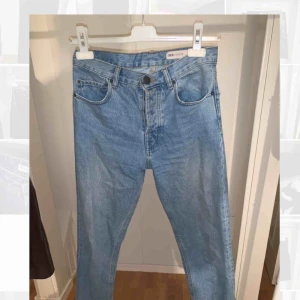  - Snygga mom jeans från ASOS i strl 25 längd 32. Sparsamt använda så mycket bra skick! Pris 150 kr+ frakt 63 kr! Skriv gärna så skickar jag bättre bilder :)