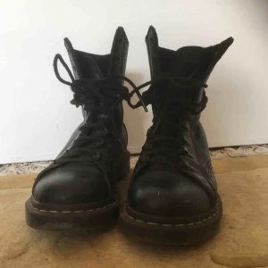  - Svarta doctor martens, köpta 2018, sparsamt använda. Liten slitning på ena skons framkant, se bild 3.