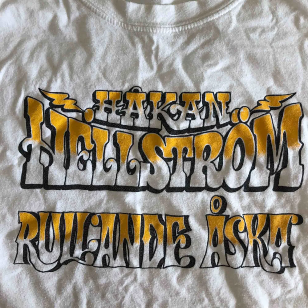 En Håkan Hellström t-shirt som min bror fick när han jobbade på rullande åska konserterna 2017. Finns inte att köpa någonstans och jag har ingen användning för den 💞 kan mötas i Sthlm eller frakta   BUDA I KOMMENTARERNA TILL IMORGON 16 AUG KL 22. T-shirts.