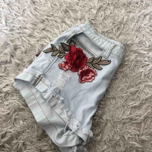  - Supersnygga short med broderade blommer. Har haft dom ett tag men aldrig använt dom.
