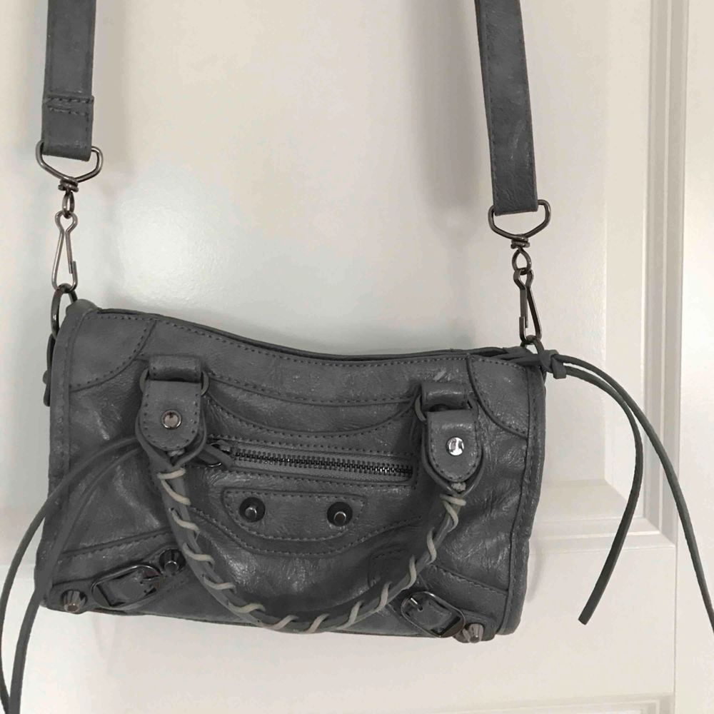 Liten ”balenciaga” väska i grått | Plick Second Hand