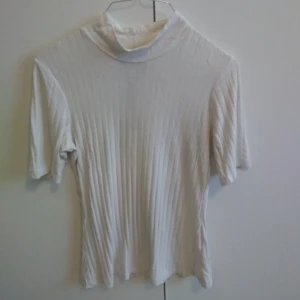  - strl XS/S, köpt på Weekday. åtsittande tröja.