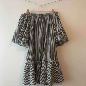  - Randig off-shoulder klänning med slitna volangdetaljer från Zara. Använd ett fåtal gånger och är i jättefint skick. 💞 Köparen står för frakt. 