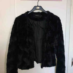  - Svart pälsjacka från vero Moda, knappt använd 
