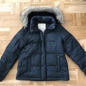  - Ralph Lauren vinterjacka i nyskick. Nypris var 5500kr. Märkt L men jag har vanligtvis XS/S och tycker att den passar bra om man ej vill ha den supertight (se bild för passform på mig) 