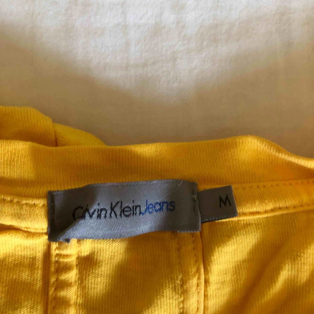 En jättefin äkta gul Calvin Klein-tröja använd max 5 gånger nypris:500kr! Passar mig som vanligtvis är en S🥰 Har 3 stycken 1 mm hål som knappt syns. Som jag inte orkade reklamera därav priset🥰. T-shirts.