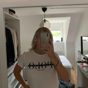  - Tröja från Polo Ralph lauren, säljer för att den inte kommer till användning! det är två väldigt små hål i den men de syns knappt och speciellt inte när man stoppar in tröjan! Frakt ingår ej