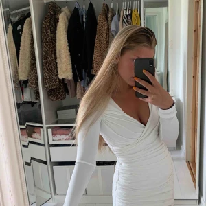  - Jättefin klänning från Nelly.com, aldrig använd, prislapp kvar! Tyvärr för tajt för mig därav säljer jag.