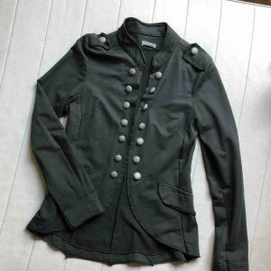  - Jättefin tunn jacka/kofta med militärknappar och mörkgrå färg. Nästan helt ny och oanvänd. 