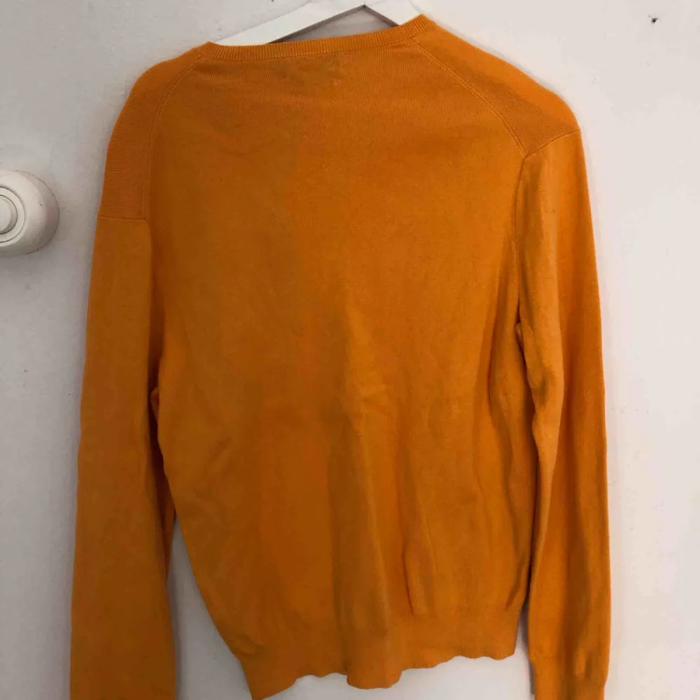 Orange Pullover/ tröja från Ralph Lauren i storlek M, sparsamt använd. Sitter fint på med v ringning i fram. Kan hämtas upp i Stockholm annars betalar köparen för frakt (79kr) 😊. Hoodies.