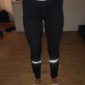  - Ett par North bend träningstajts, använd sparsamt, riktigt sköna och sitter bra (min kompis på bilden) Köparen står för frakten (50kr) priset kan diskuteras