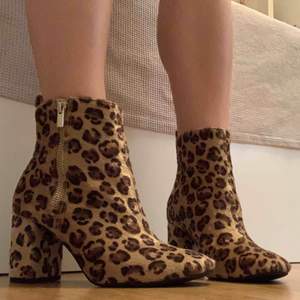 Leopard mönstrade boots med dragkedja från H&M. ”Ludet” material. Använda en gång, perfekt skick! Frakt 80kr. 🌻
