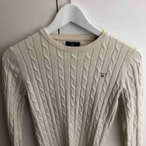  - Gant kabelstickad tröja i färgen cream 💛