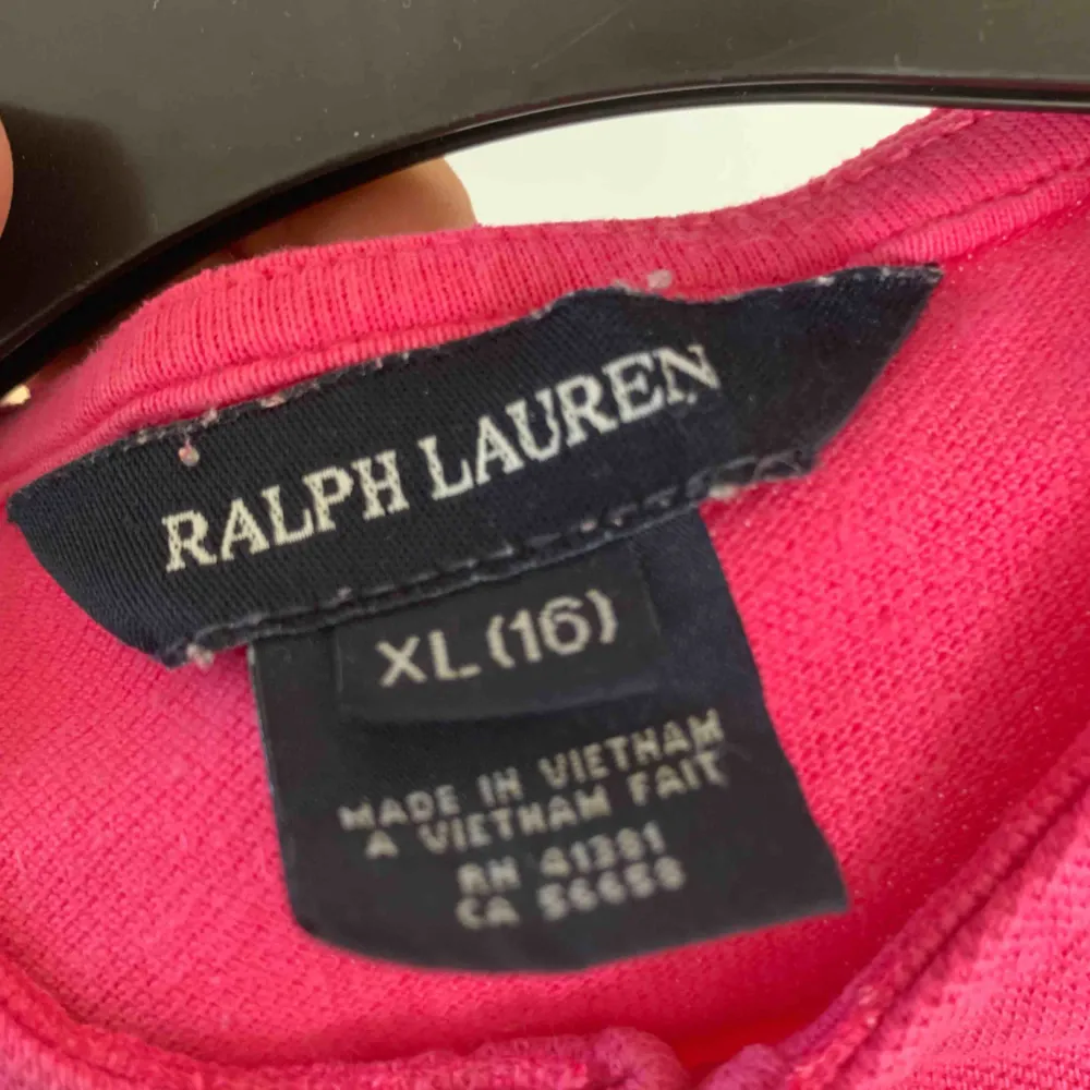 Fin Ralph Lauren tröja som inte är använd på mkt! Säljer billigt pga att jag klippt i den så den är lite mer kroppad nu. Inget man lägger märke till så mycket.. T-shirts.