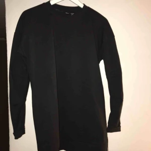  - Lite längre Adidas tröja med en liten slit vid vänstra sidan.